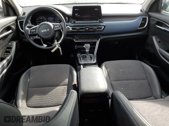 2022 Kia Seltos S z VIN KNDEUCAA6N7276779, wystawiony jako Copart lot #54263225 z przebiegiem 29 945 mil mil oraz Szkody całkowita. Historia ofert i sprzedaży dostępna na DreamBid. Obrazek 8.