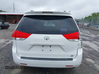2013 Toyota Sienna LE z VIN 5TDJK3DC9DS055134, wystawiony jako IAAI lot #42255532 z przebiegiem 156 381 mil mil oraz . Historia ofert i sprzedaży dostępna na DreamBid. Obrazek 16.
