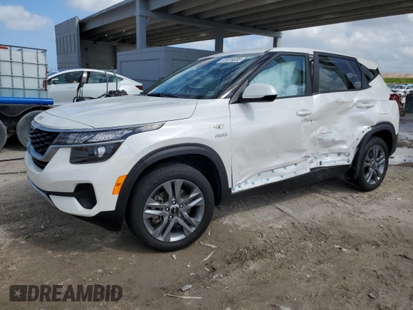2023 Kia Seltos LX z VIN KNDEPCAA7P7461188, wystawiony jako Copart lot #51979035 z przebiegiem 22 962 mil mil oraz Szkoda całkowita • Salvage title. Historia ofert i sprzedaży dostępna na DreamBid. Obrazek 1.