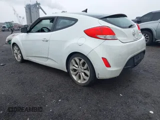 2013 Hyundai Veloster w/Gray Int с VIN KMHTC6AD5DU089115, выставлен на аукционе IAAI как лот 42498078 с пробегом 119 144 миль миль и . История ставок и продаж доступна на DreamBid. Изображение 3.