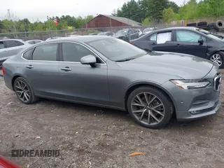 2018 Volvo S90 Momentum z VIN LVY982MK1JP038653, wystawiony jako IAAI lot #42271261 z przebiegiem 92 519 mil mil oraz . Historia ofert i sprzedaży dostępna na DreamBid. Obrazek 14.