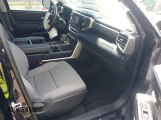 2023 Toyota Tundra SR5 с VIN 5TFLA5DB3PX108794, выставлен на аукционе IAAI как лот 42261726 с пробегом 15 141 миль миль и . История ставок и продаж доступна на DreamBid. Изображение 5.