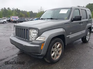 2012 Jeep Liberty Sport Latitude z VIN 1C4PJMAK1CW170372, wystawiony jako IAAI lot #42332614 z przebiegiem 109 860 mil mil oraz . Historia ofert i sprzedaży dostępna na DreamBid. Obrazek 2.