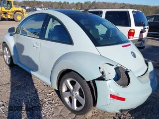 2010 Volkswagen New Beetle Coupe with VIN 3VWRW3AG6AM032191, listed as a IAAI auction lot 41571281 with 86,500 mi miles. Bid and sale history available at carsss.com. Image 3.
