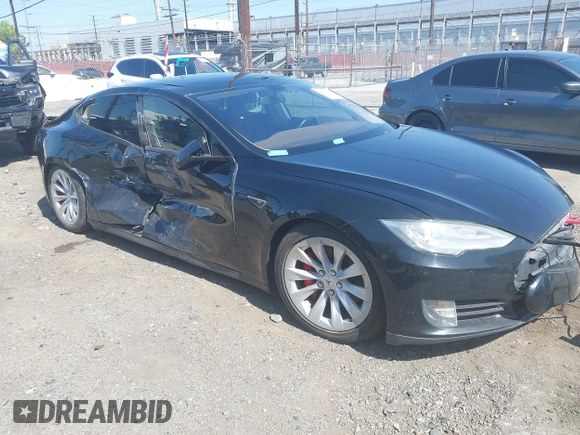 2014 Tesla Model S 60 z VIN 5YJSA1H13EFP42250, wystawiony jako IAAI lot #42267590 z przebiegiem 196 142 mil mil oraz . Historia ofert i sprzedaży dostępna na DreamBid. Obrazek 1.