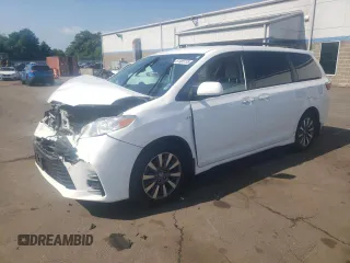 2020 Toyota Sienna LE z VIN 5TDJZ3DC8LS244917, wystawiony jako Copart lot #61485155 z przebiegiem 44 505 mil mil oraz Szkoda całkowita • Salvage title. Historia ofert i sprzedaży dostępna na DreamBid. Obrazek 1.