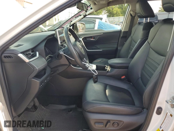 2023 Toyota RAV4 Hybrid XLE Premium z VIN JTMB6RFV7PD548983, wystawiony jako Copart lot #55406735 z przebiegiem 80 794 mil mil oraz Szkoda całkowita • Salvage title. Historia ofert i sprzedaży dostępna na DreamBid. Obrazek 7.