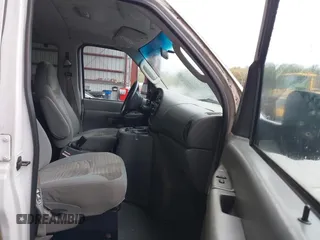 2003 Ford Econoline Passenger XL z VIN 1FBSS31L83HA89114, wystawiony jako IAAI lot #40404997 z przebiegiem 171 539 mil mil oraz . Historia ofert i sprzedaży dostępna na DreamBid. Obrazek 5.