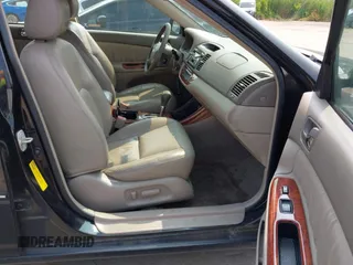 2003 Toyota Camry LE z VIN 4T1BE30KX3U197331, wystawiony jako IAAI lot #42298164 z przebiegiem 248 008 mil mil oraz . Historia ofert i sprzedaży dostępna na DreamBid. Obrazek 5.