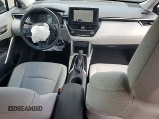 2023 Toyota Corolla Cross L z VIN 7MUAAAAG8PV043744, wystawiony jako Copart lot #47469395 z przebiegiem 84 015 mil mil oraz Nie do naprawy • Non repairable. Historia ofert i sprzedaży dostępna na DreamBid. Obrazek 8.