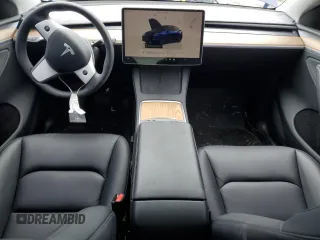 2024 Tesla Model Y Long Range z VIN 7SAYGDEE0RA286070, wystawiony jako Copart lot #58200425 z przebiegiem 16 881 mil mil oraz Szkoda całkowita • Salvage title. Historia ofert i sprzedaży dostępna na DreamBid. Obrazek 8.