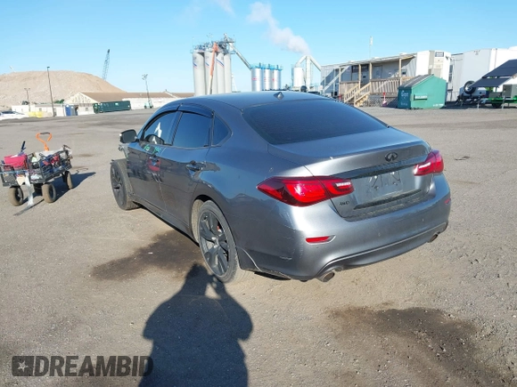2015 Infiniti Q70 z VIN JN1BY1AR5FM561996, wystawiony jako IAAI lot #42099091 z przebiegiem 115 080 mil mil oraz . Historia ofert i sprzedaży dostępna na DreamBid. Obrazek 3.