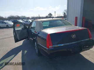 2008 Cadillac DTS 1SC z VIN 1G6KD57Y48U182797, wystawiony jako IAAI lot #41950105 z przebiegiem 96 274 mil mil oraz . Historia ofert i sprzedaży dostępna na DreamBid. Obrazek 3.