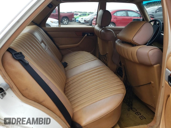 1985 Mercedes-Benz 380 z VIN WDBCA32C8FA127549, wystawiony jako Copart lot #54406985 z przebiegiem 167 688 mil mil oraz Szkoda całkowita • Salvage title. Historia ofert i sprzedaży dostępna na DreamBid. Obrazek 10.