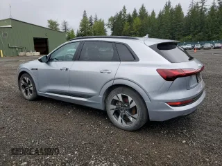 2022 Audi e-tron Premium z VIN WA1AAAGE8NB005235, wystawiony jako Copart lot #57621195 z przebiegiem 40 970 mil mil oraz Czysty tytuł • Clean title. Historia ofert i sprzedaży dostępna na DreamBid. Obrazek 2.