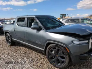 2025 Rivian R1T Adventure z VIN 7FCTGBAA6SN035587, wystawiony jako Copart lot #49142625 z przebiegiem Nie podano mil oraz Szkody całkowita. Historia ofert i sprzedaży dostępna na DreamBid. Obrazek 13.