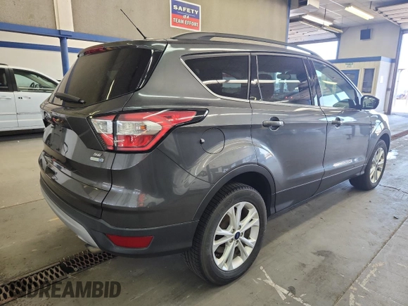 2018 Ford Escape SE z VIN 1FMCU9GD0JUC61682, wystawiony jako Copart lot #59105625 z przebiegiem 85 146 mil mil oraz Czysty tytuł • Clean title. Historia ofert i sprzedaży dostępna na DreamBid. Obrazek 3.