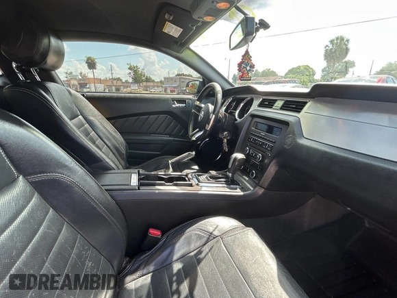 2013 Ford Mustang V6 z VIN 1ZVBP8AMXD5211507, wystawiony jako Copart lot #63517505 z przebiegiem 232 023 mil mil oraz Czysty tytuł • Clean title. Historia ofert i sprzedaży dostępna na DreamBid. Obrazek 5.