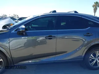 2024 Lexus RX 350h z VIN 2T2BBMCA3RC042093, wystawiony jako IAAI lot #42703983 z przebiegiem 24 179 mil mil oraz . Historia ofert i sprzedaży dostępna na DreamBid. Obrazek 15.