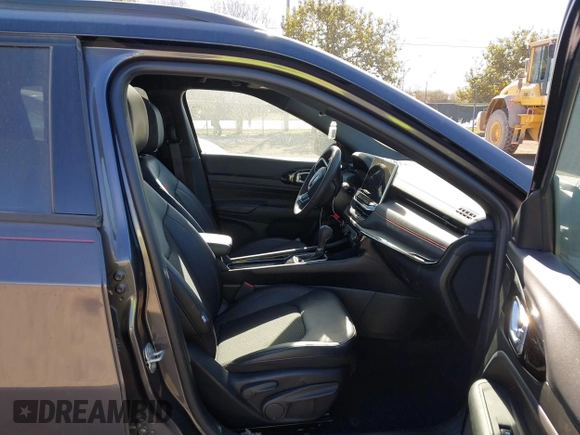 2024 Jeep Compass Trailhawk with VIN 3C4NJDDN4RT135384, listed as a IAAI auction lot 41251948 with 6,981 mi miles and . Bid and sale history available at DreamBid. Image 5.