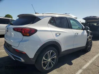 2021 Buick Encore GX Select z VIN KL4MMDS24MB142979, wystawiony jako Copart lot #61198875 z przebiegiem 22 200 mil mil oraz Szkoda całkowita • Salvage title. Historia ofert i sprzedaży dostępna na DreamBid. Obrazek 3.