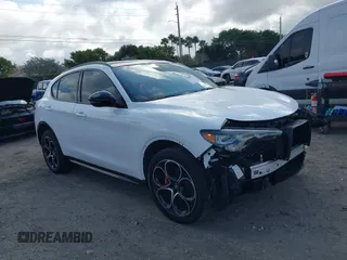 2024 Alfa Romeo Stelvio Veloce z VIN ZASPAKBN9R7D74084, wystawiony jako IAAI lot #41468927 z przebiegiem 15 447 mil mil oraz . Historia ofert i sprzedaży dostępna na DreamBid. Obrazek 1.
