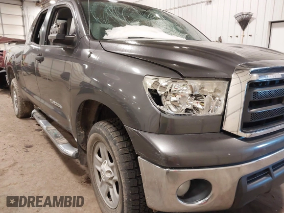 2013 Toyota Tundra z VIN 5TFUM5F11DX045948, wystawiony jako IAAI lot #41687797 z przebiegiem 177 579 mil mil oraz . Historia ofert i sprzedaży dostępna na DreamBid. Obrazek 6.