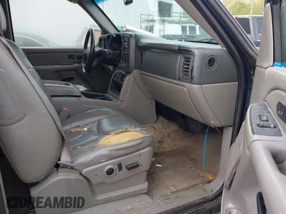 2004 Chevrolet Suburban LT with VIN 1GNEC16ZX4J331121, listed as a IAAI auction lot 41929290 with 293,849 mi miles. Bid and sale history available at carsss.com. Image 5.