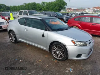 2011 Scion tC z VIN JTKJF5C74B3007245, wystawiony jako IAAI lot #42372897 z przebiegiem 273 057 mil mil oraz . Historia ofert i sprzedaży dostępna na DreamBid. Obrazek 1.