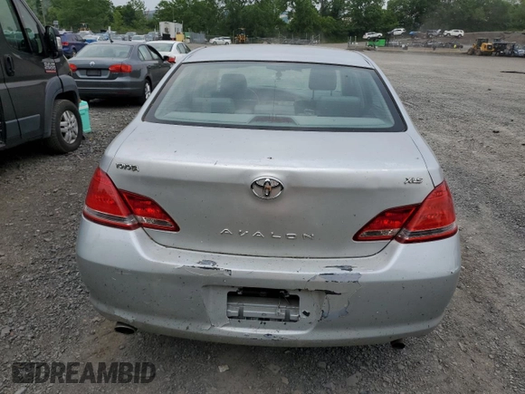 2007 Toyota Avalon XL z VIN 4T1BK36B97U209376, wystawiony jako Copart lot #60779405 z przebiegiem 189 776 mil mil oraz Czysty tytuł • Clean title. Historia ofert i sprzedaży dostępna na DreamBid. Obrazek 6.