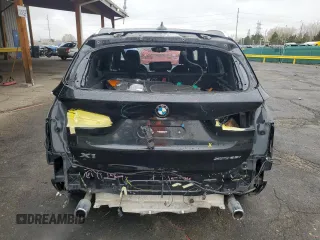 2021 BMW X1 xDrive28i z VIN WBXJG9C06M5T76049, wystawiony jako Copart lot #51816115 z przebiegiem 59 656 mil mil oraz Szkoda całkowita • Salvage title. Historia ofert i sprzedaży dostępna na DreamBid. Obrazek 6.