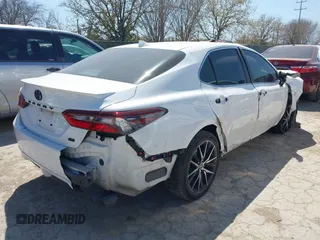 2023 Toyota Camry SE z VIN 4T1G11AK1PU774077, wystawiony jako IAAI lot #41747862 z przebiegiem 63 106 mil mil oraz . Historia ofert i sprzedaży dostępna na DreamBid. Obrazek 4.