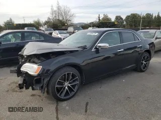 2013 Chrysler 300 C z VIN 2C3CCAET0DH556103, wystawiony jako Copart lot #47896725 z przebiegiem 78 421 mil mil oraz Szkoda całkowita • Salvage title. Historia ofert i sprzedaży dostępna na DreamBid. Obrazek 1.