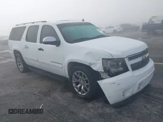2008 Chevrolet Suburban LT w/3LT with VIN 3GNFC16068G211085, listed as a IAAI auction lot 41929457 with 297,452 mi miles. Bid and sale history available at carsss.com. Image 1.