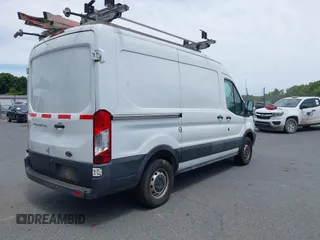 2017 Ford Transit z VIN 1FTYR1CM4HKA90749, wystawiony jako IAAI lot #42290302 z przebiegiem 185 603 mil mil oraz . Historia ofert i sprzedaży dostępna na DreamBid. Obrazek 4.