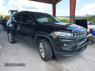 2024 Jeep Compass Latitude Lux z VIN 3C4NJDFN5RT104769, wystawiony jako IAAI lot #42585680 z przebiegiem 7 162 mil mil oraz . Historia ofert i sprzedaży dostępna na DreamBid. Obrazek 1.