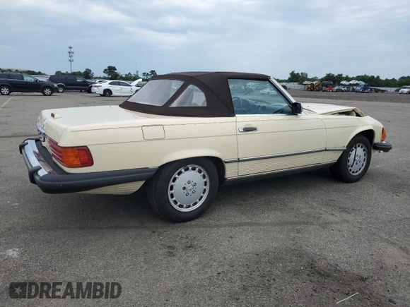 1989 Mercedes-Benz 560 SL z VIN WDBBA48D9KA102252, wystawiony jako Copart lot #61684484 z przebiegiem 111 537 mil mil oraz Szkoda całkowita • Salvage title. Historia ofert i sprzedaży dostępna na DreamBid. Obrazek 3.