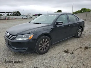 2014 Volkswagen Passat Wolfsburg Edition z VIN 1VWAT7A34EC087398, wystawiony jako Copart lot #58563495 z przebiegiem Nie podano mil oraz Szkoda całkowita • Salvage title. Historia ofert i sprzedaży dostępna na DreamBid. Obrazek 1.