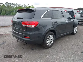 2017 Kia Sorento LX z VIN 5XYPG4A35HG204955, wystawiony jako IAAI lot #41966406 z przebiegiem Nie podano mil oraz . Historia ofert i sprzedaży dostępna na DreamBid. Obrazek 4.