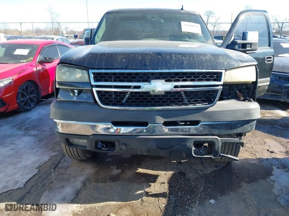 2006 Chevrolet Silverado 2500HD Work Truck with VIN 1GCHK23296F110752, listed as a IAAI auction lot 41420825 with 224,625 mi miles. Bid and sale history available at carsss.com. Image 6.