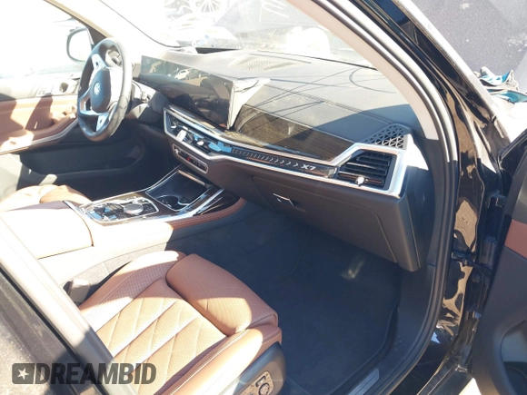2023 BMW X7 xDrive40i z VIN 5UX23EM04P9P86560, wystawiony jako IAAI lot #41284910 z przebiegiem 13 661 mil mil oraz . Historia ofert i sprzedaży dostępna na DreamBid. Obrazek 5.