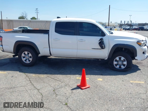 2023 Toyota Tacoma SR5 z VIN 3TMDZ5BN5PM148049, wystawiony jako IAAI lot #41648232 z przebiegiem 22 570 mil mil oraz . Historia ofert i sprzedaży dostępna na DreamBid. Obrazek 13.
