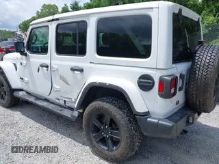 2021 Jeep Wrangler Unlimited Sahara z VIN 1C4HJXEN6MW764662, wystawiony jako IAAI lot #42494617 z przebiegiem 81 954 mil mil oraz . Historia ofert i sprzedaży dostępna na DreamBid. Obrazek 3.