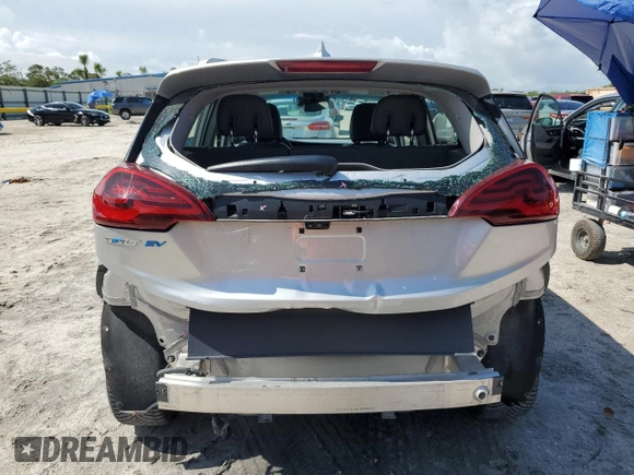 2019 Chevrolet Bolt EV Premier z VIN 1G1FZ6S00K4131241, wystawiony jako Copart lot #59191655 z przebiegiem 56 764 mil mil oraz Szkoda całkowita • Salvage title. Historia ofert i sprzedaży dostępna na DreamBid. Obrazek 6.