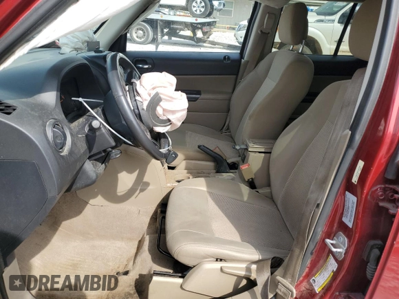2015 Jeep Patriot Latitude z VIN 1C4NJRFB8FD207205, wystawiony jako Copart lot #58723655 z przebiegiem 181 649 mil mil oraz Szkoda całkowita • Salvage title. Historia ofert i sprzedaży dostępna na DreamBid. Obrazek 7.