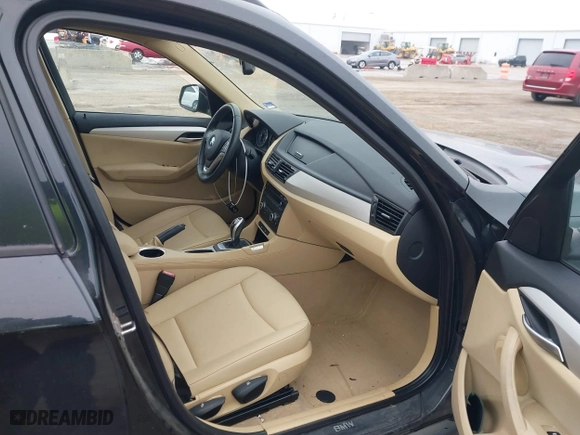 2014 BMW X1 sDrive28i with VIN WBAVM1C58EVW48622, listed as a IAAI auction lot 41531855 with 90,102 mi miles. Bid and sale history available at carsss.com. Image 5.