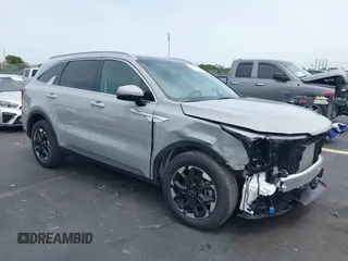 2025 Kia Sorento S z VIN 5XYRL4JC0SG371185, wystawiony jako IAAI lot #42424884 z przebiegiem 6 018 mil mil oraz . Historia ofert i sprzedaży dostępna na DreamBid. Obrazek 1.