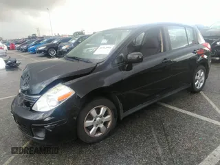2007 Nissan Versa SL z VIN 3N1BC13E87L382677, wystawiony jako IAAI lot #36512894 z przebiegiem 144 906 mil mil oraz . Historia ofert i sprzedaży dostępna na DreamBid. Obrazek 2.