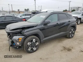 2024 Hyundai Kona SEL z VIN KM8HBCAB9RU159499, wystawiony jako Copart lot #60731815 z przebiegiem 26 835 mil mil oraz Szkoda całkowita • Salvage title. Historia ofert i sprzedaży dostępna na DreamBid. Obrazek 1.