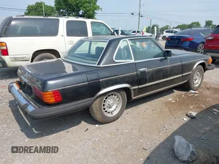 1982 Mercedes-Benz 380 SL z VIN WDBBA45A0CB017032, wystawiony jako IAAI lot #42461326 z przebiegiem 153 044 mil mil oraz . Historia ofert i sprzedaży dostępna na DreamBid. Obrazek 4.